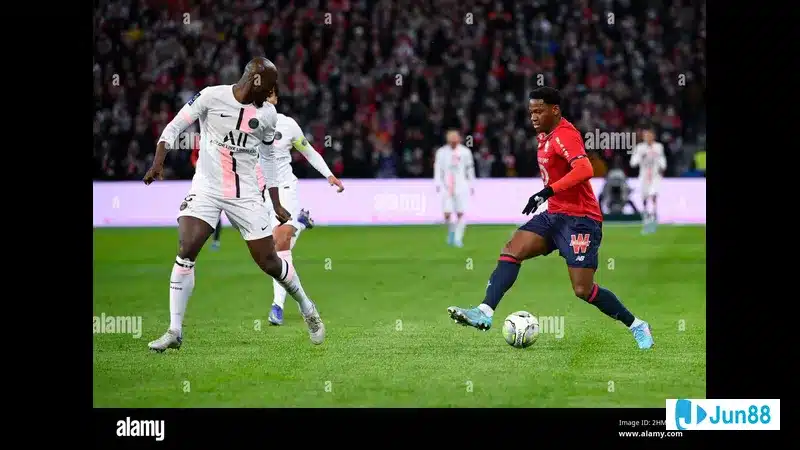 Cầu thủ của PSG nỗ lực vượt qua hàng phòng ngự của Lille trong trận đấu quyết liệt Cầu thủ của PSG nỗ lực vượt qua hàng phòng ngự của Lille trong trận đấu quyết liệt
