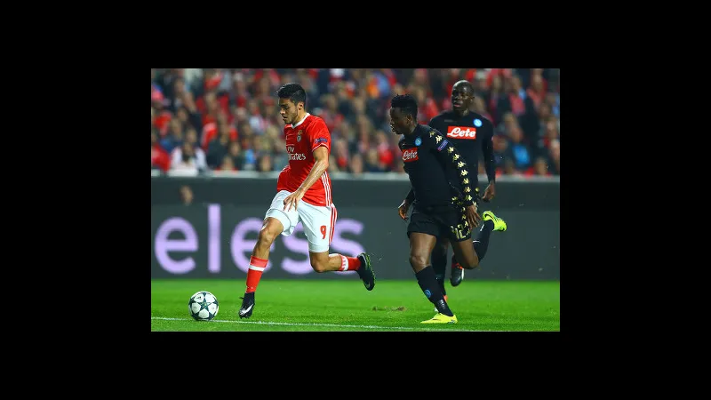 Cầu thủ Benfica với sự quyết tâm chạy theo bóng trước Napoli Cầu thủ Benfica với sự quyết tâm chạy theo bóng trước Napoli