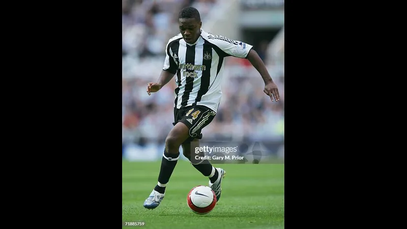 Cầu thủ Newcastle vượt qua hậu vệ Fulham trên sân cỏ