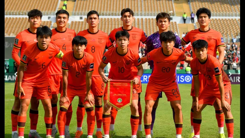 Cầu thủ U23 Trung Quốc và U23 Nhật Bản tranh chấp trên sân